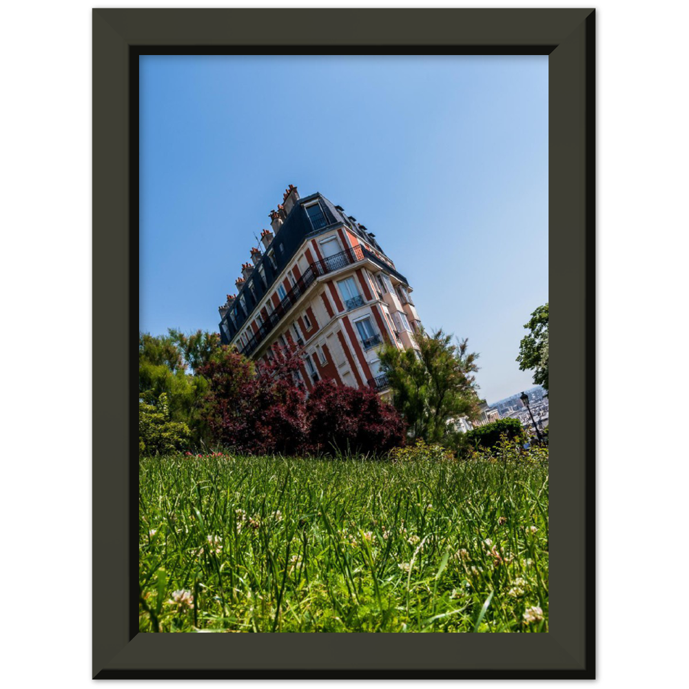 Montmartre - Overturned Building -- Montmartre - Immeuble renversé