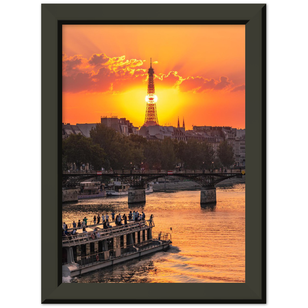 Sun hides behind the Eiffel Tower - Soleil se cache derrière la Tour Eiffel
