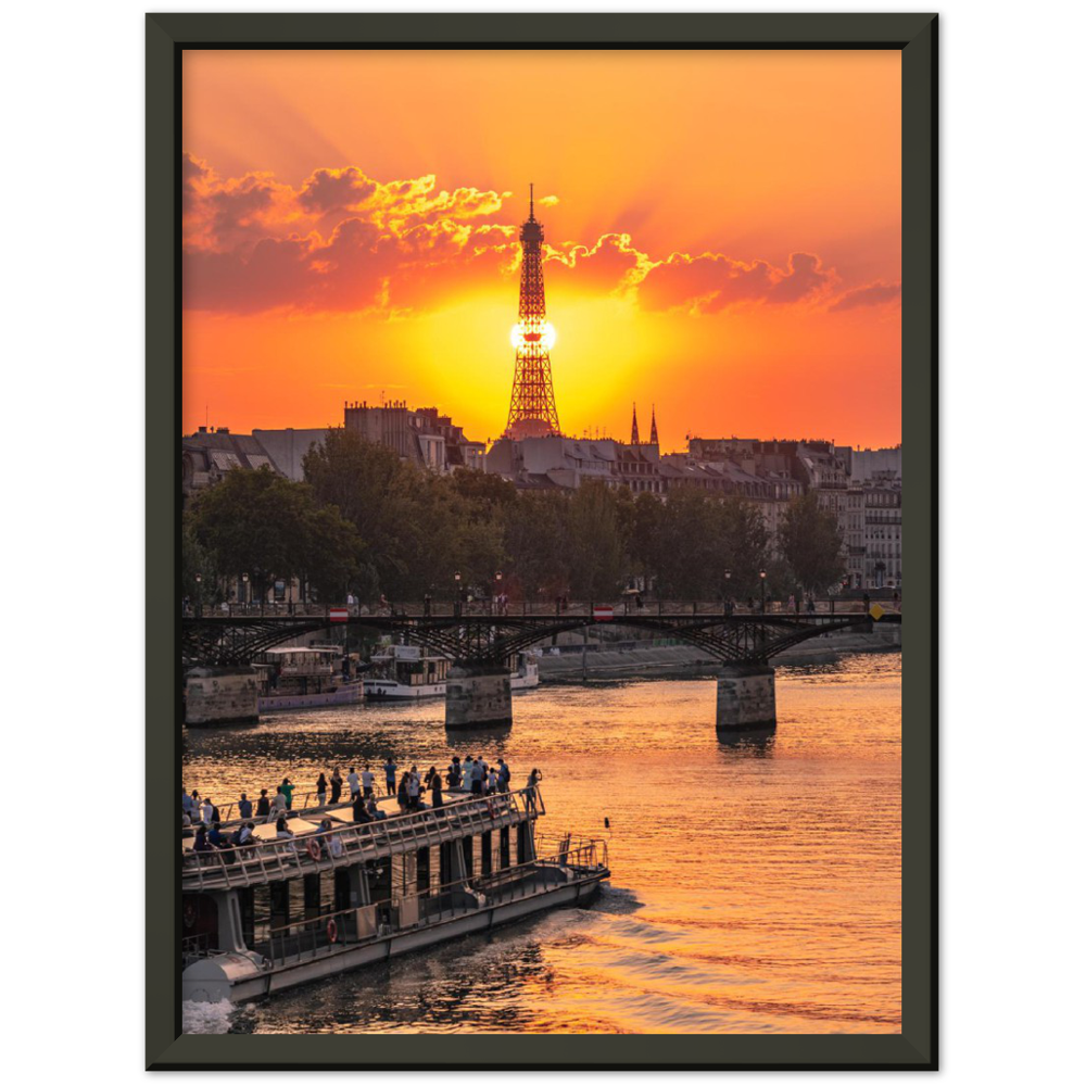 Sun hides behind the Eiffel Tower - Soleil se cache derrière la Tour Eiffel
