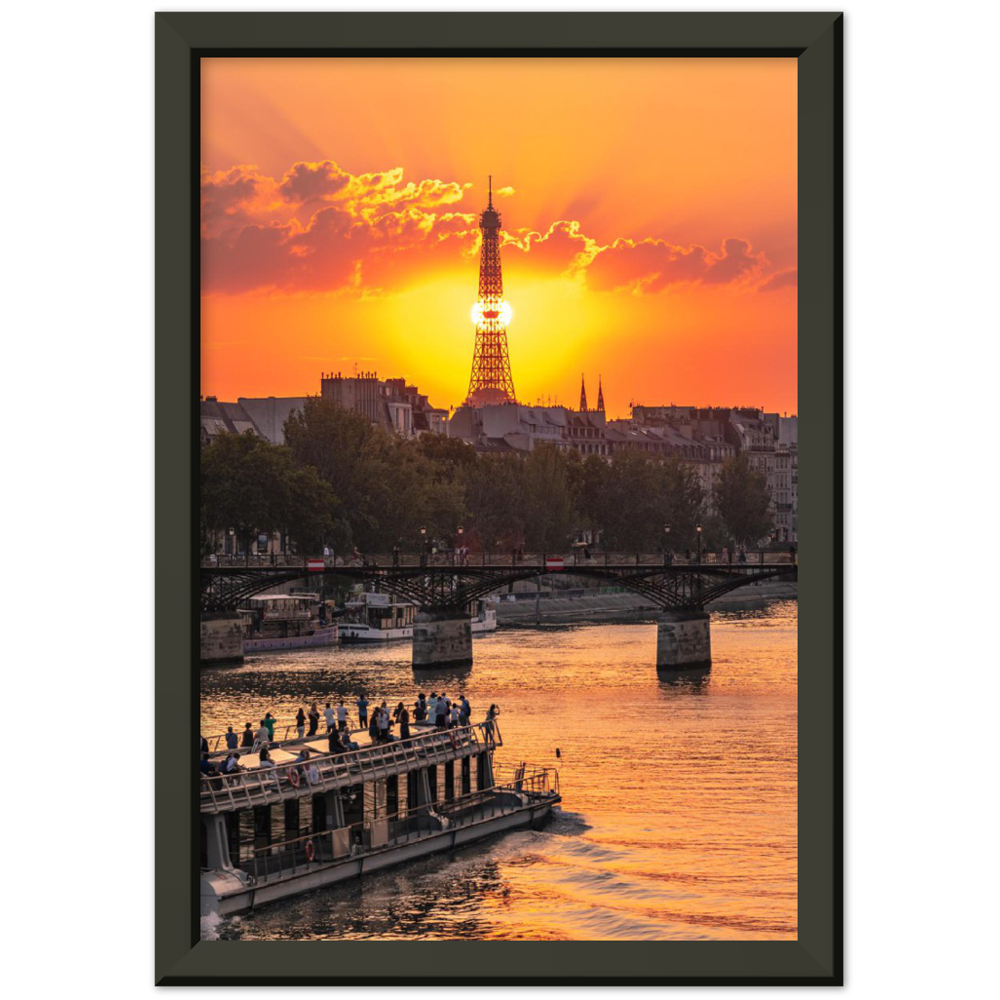Sun hides behind the Eiffel Tower - Soleil se cache derrière la Tour Eiffel